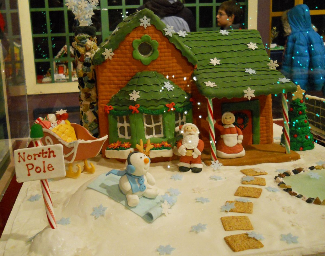 A north pole greeting: gingerbread house  Christmas gingerbread