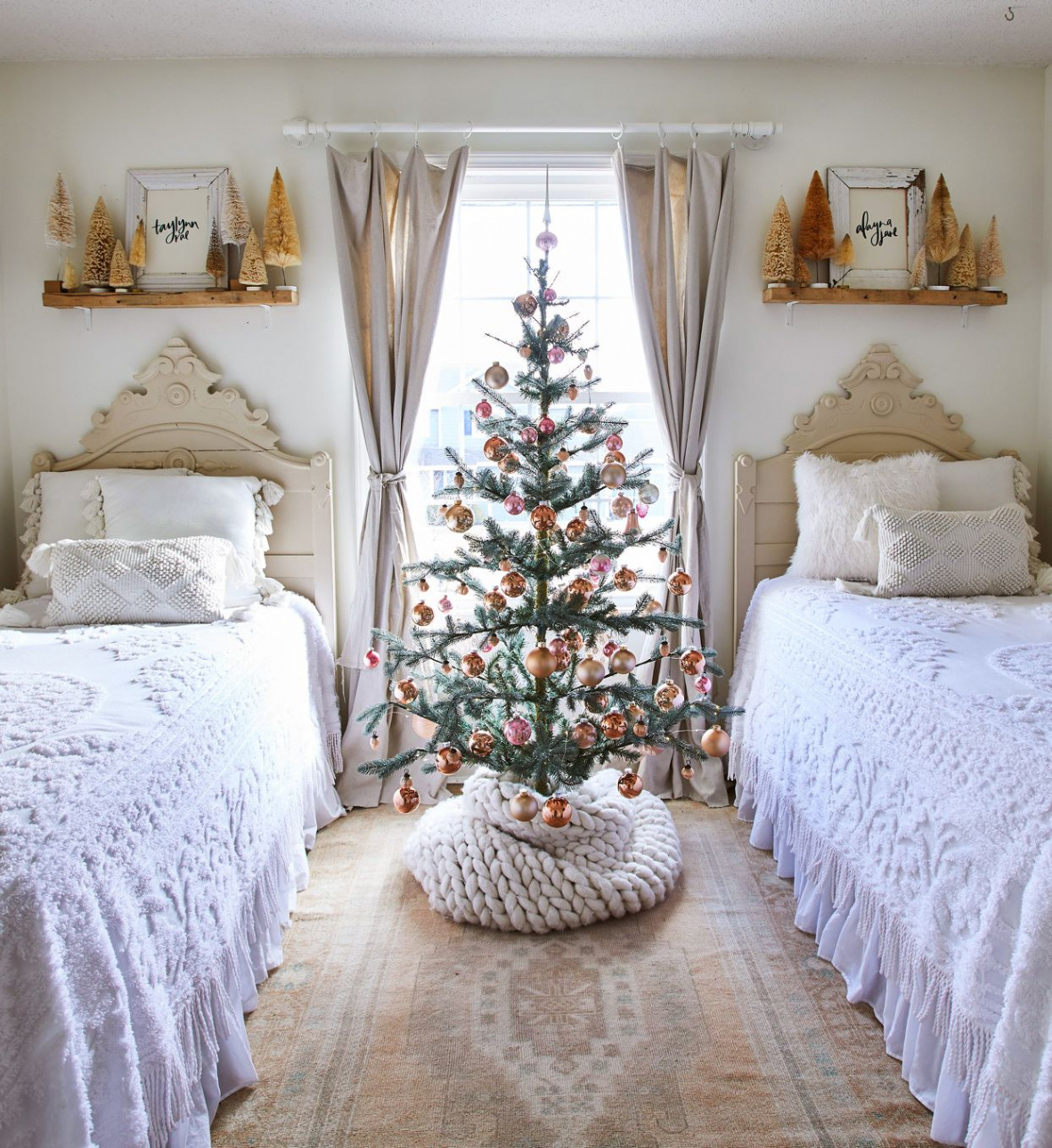 Cozy Bedroom Christmas Decor Ideas