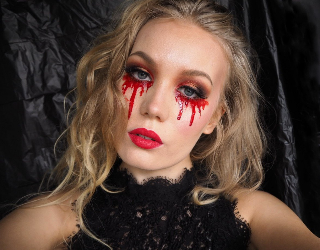 Easy Halloween makeup look: Blood tears (you only need fake blood!)