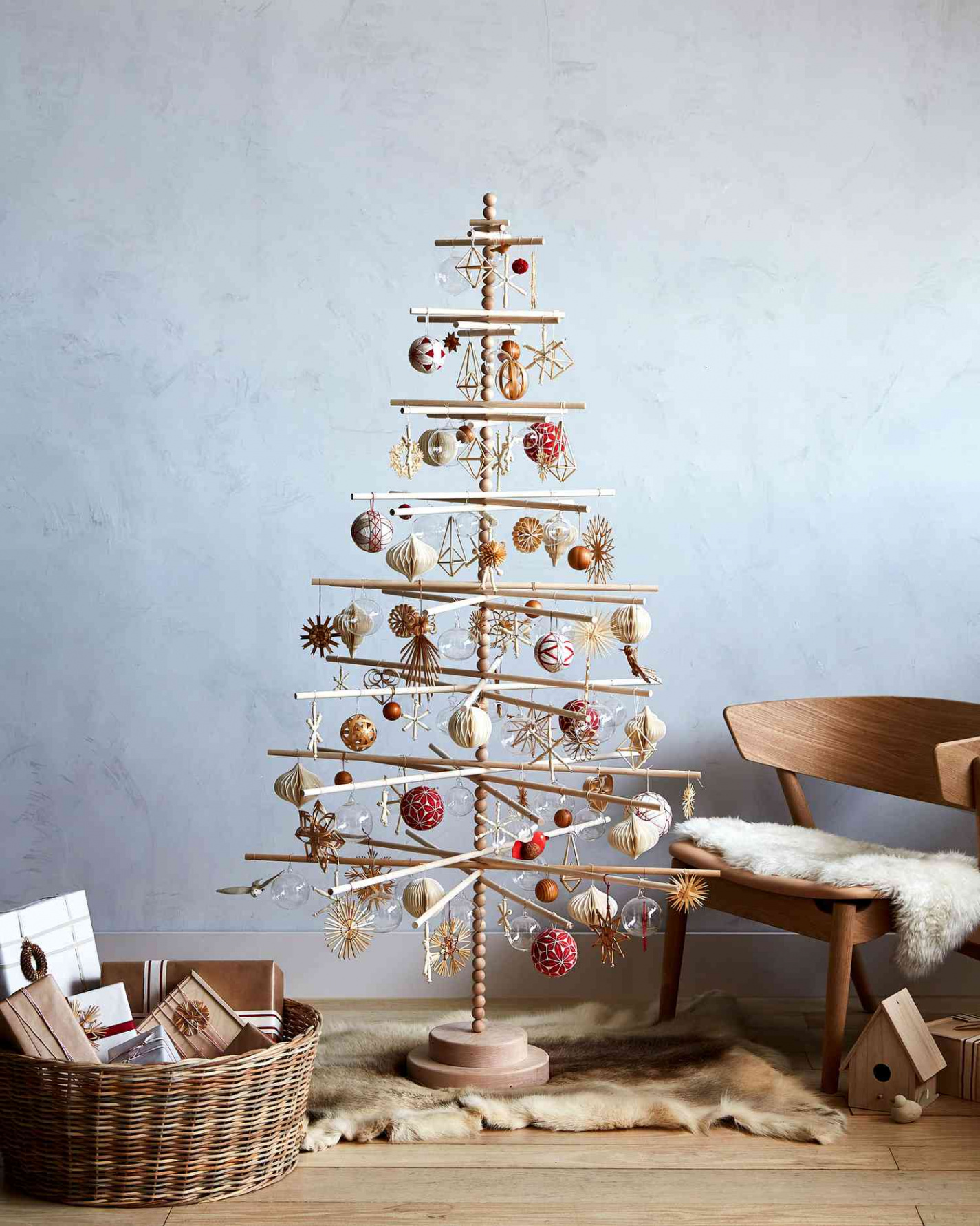 How to Decorate a Wooden Christmas Tree in Scandinavian Style