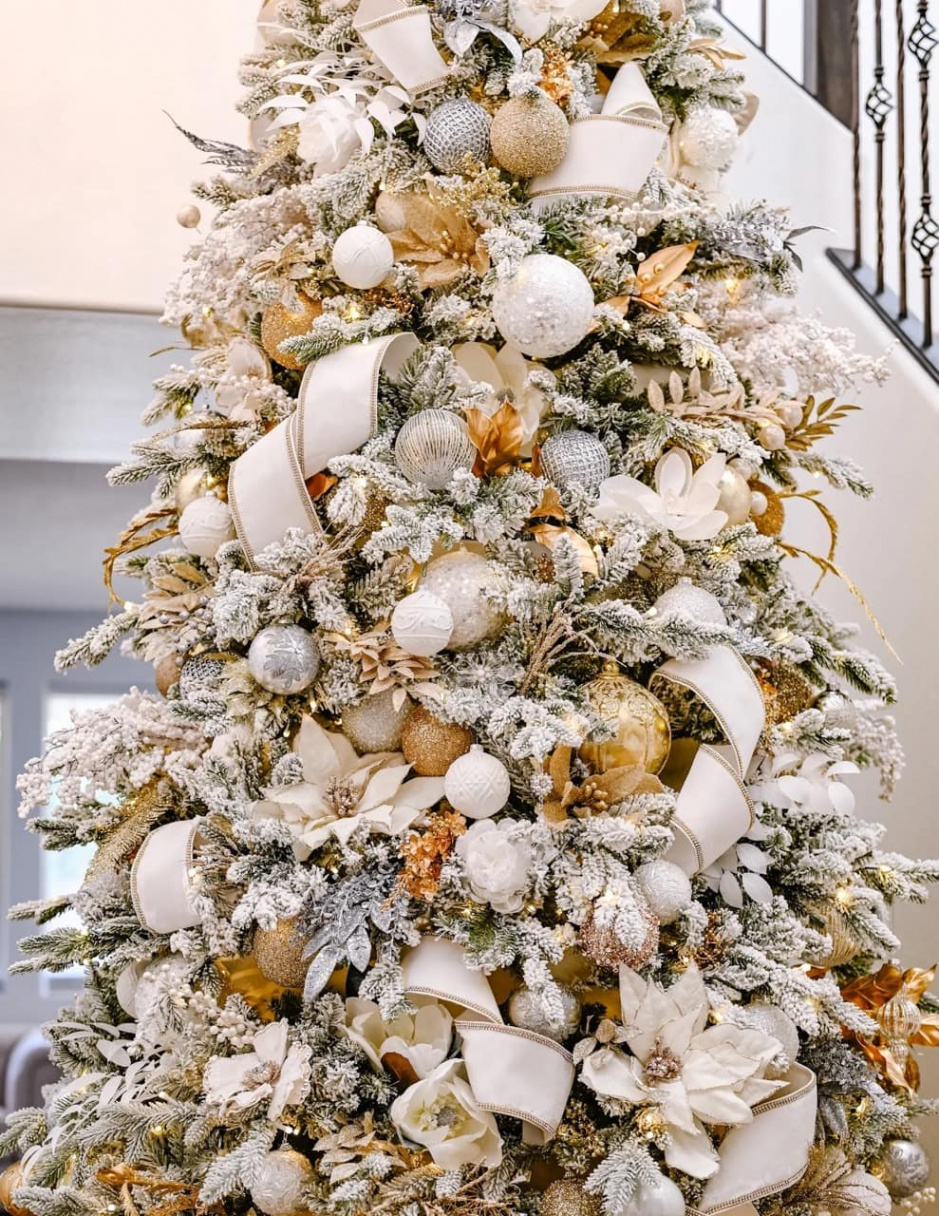 How to Decorate an Elegant White and Gold Christmas Tree Like A Pro