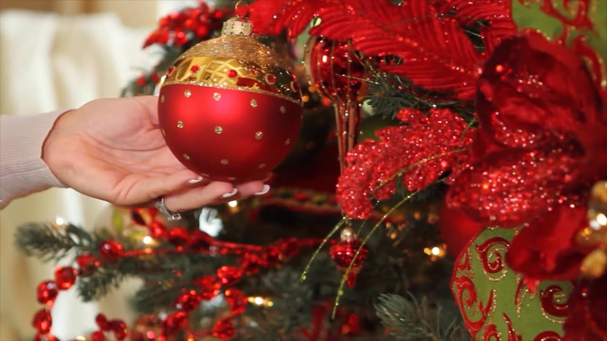 How to Decorate Your Christmas Tree video