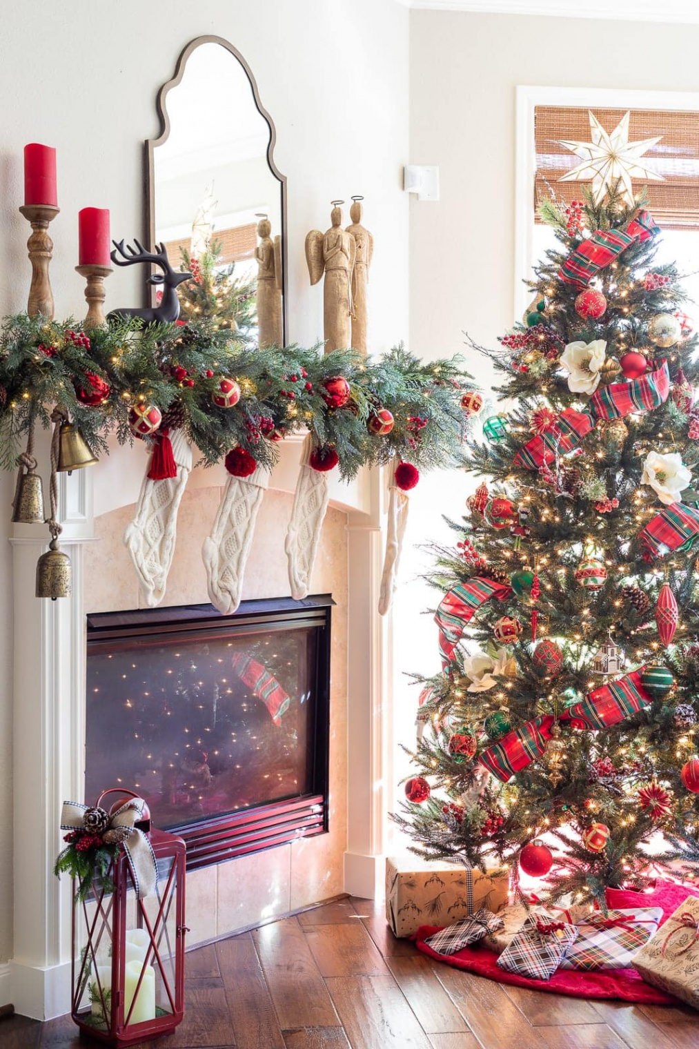 How to Style a Beautiful Plaid Christmas Tree ()