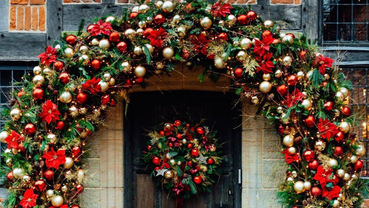 Outdoor Christmas Decorating - Exterior Installations and Décor