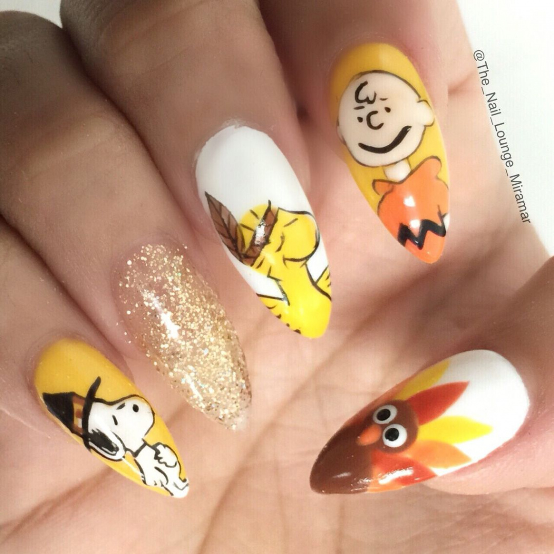 Peanuts Charlie Brown snoopy thanksgiving nail art design  Snoopy