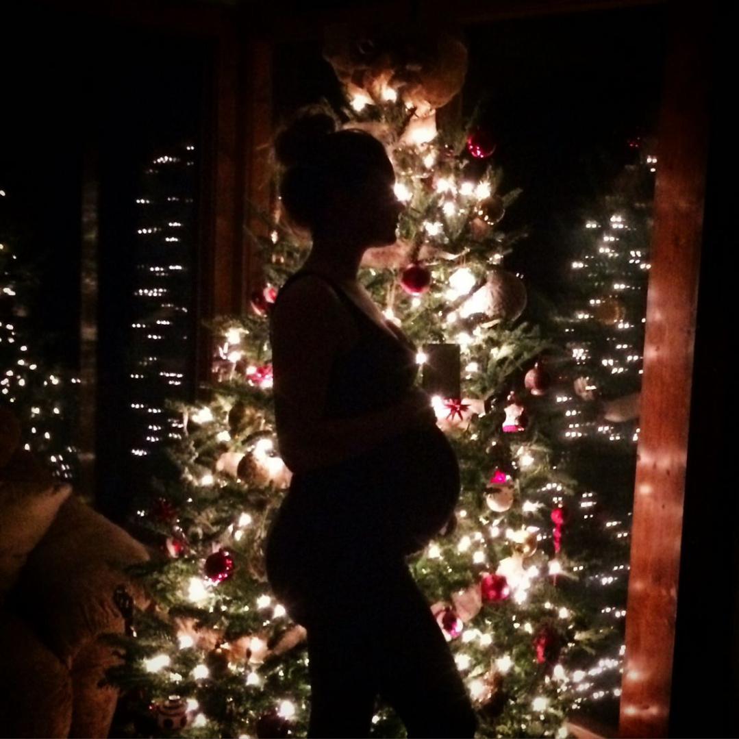 Pregnant at Christmas time, take a silhouette picture with