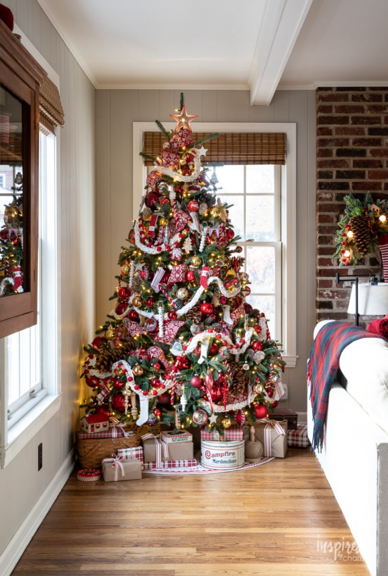 Red and Cozy Christmas Tree Decorating Ideas