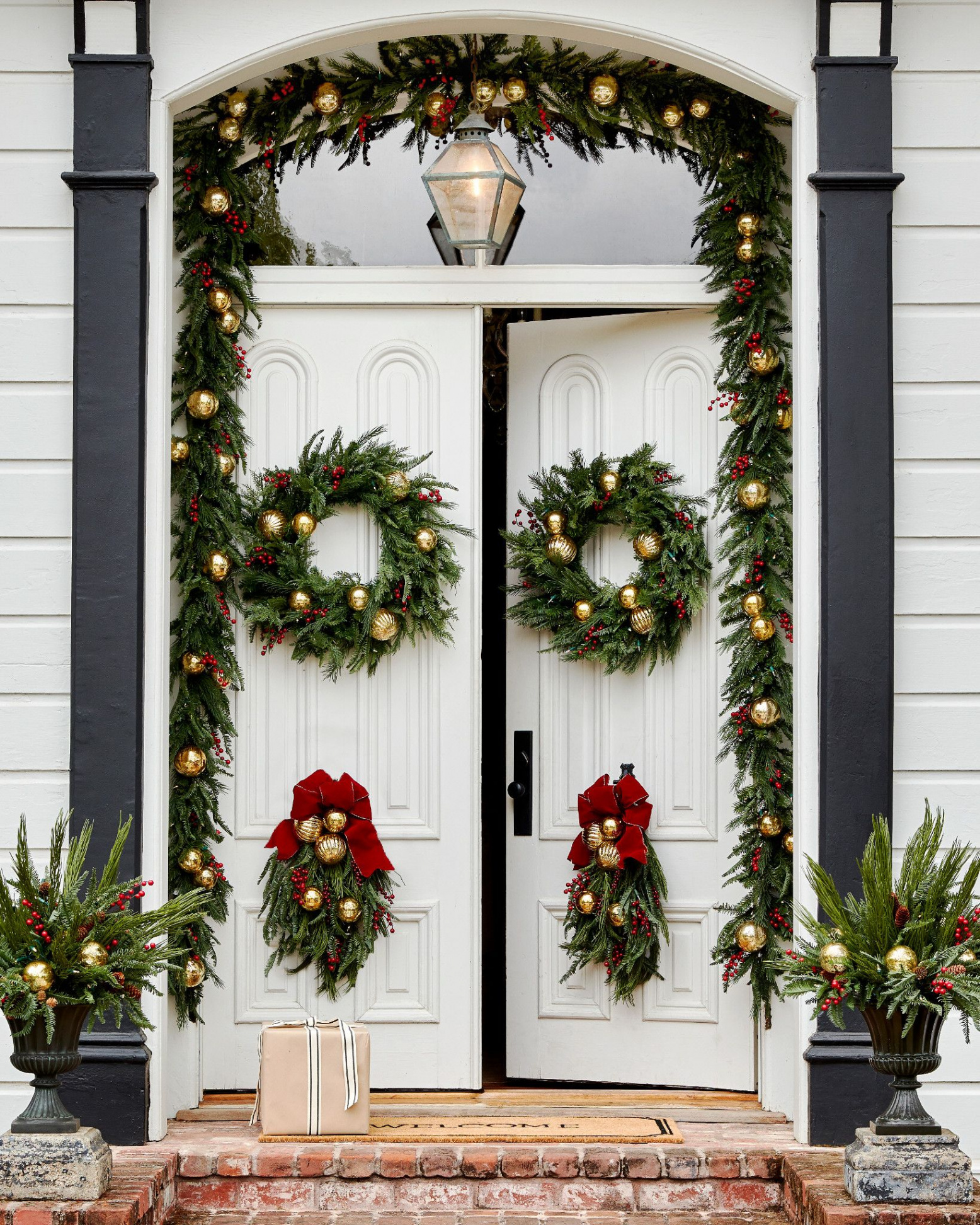 Tasteful Christmas Front-Door Decorating Ideas