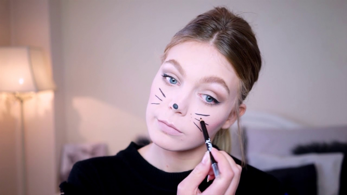 The Cats Whiskers - Halloween Make -up with Blogger Fifi Newbury.