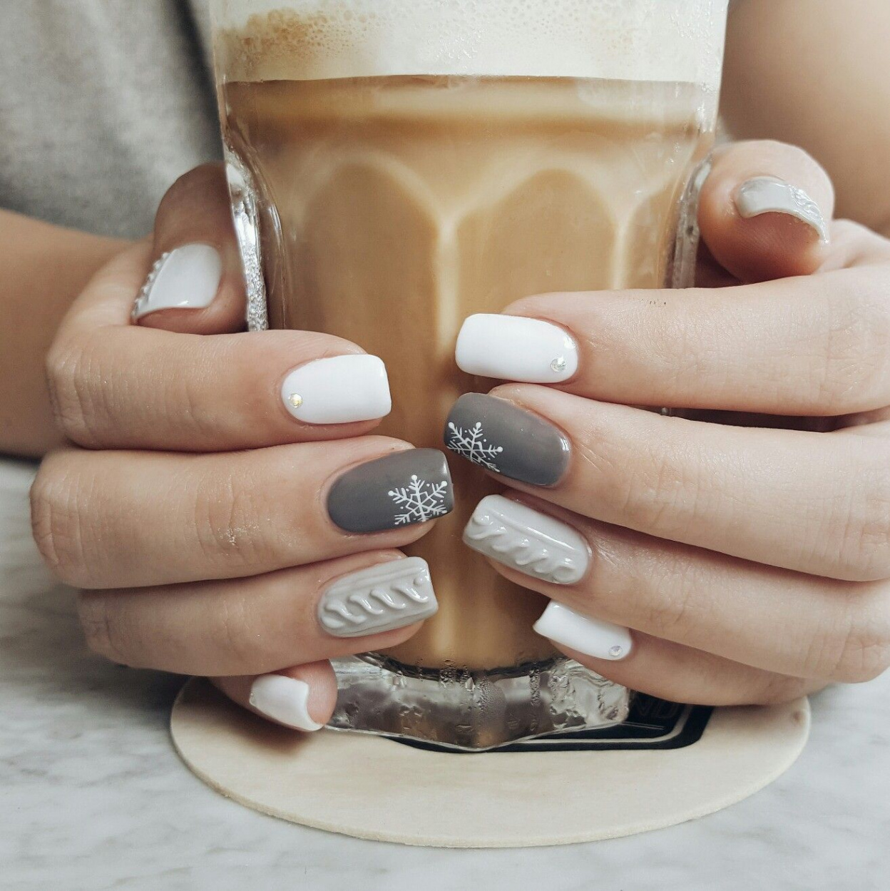 Christmas cable knit nails - @cutieclesbyt for more!  Sweater