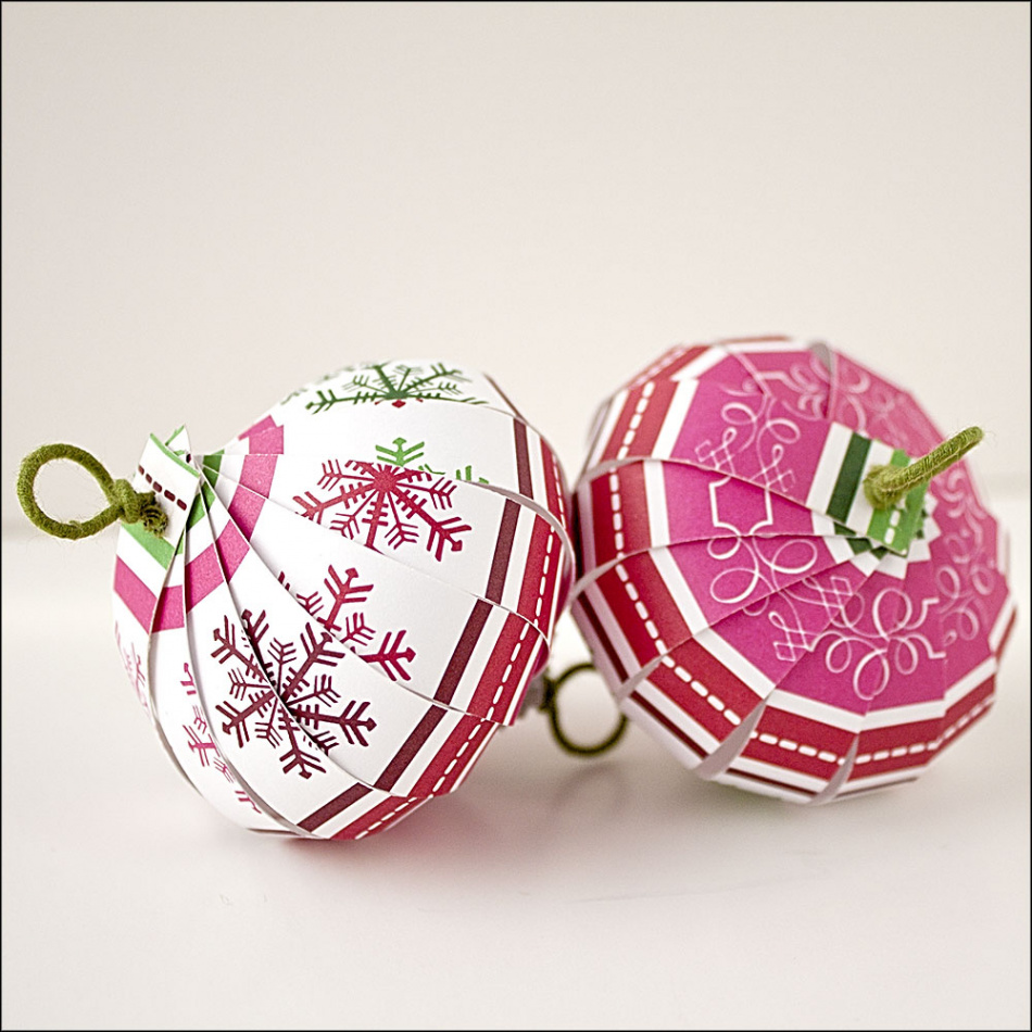 Christmas Ornament Countdown: Scrapbook Paper Balls  the crafty