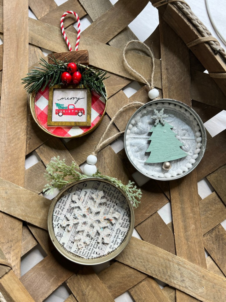 Christmas Ornaments from Jar Lids – Lizzy & Erin