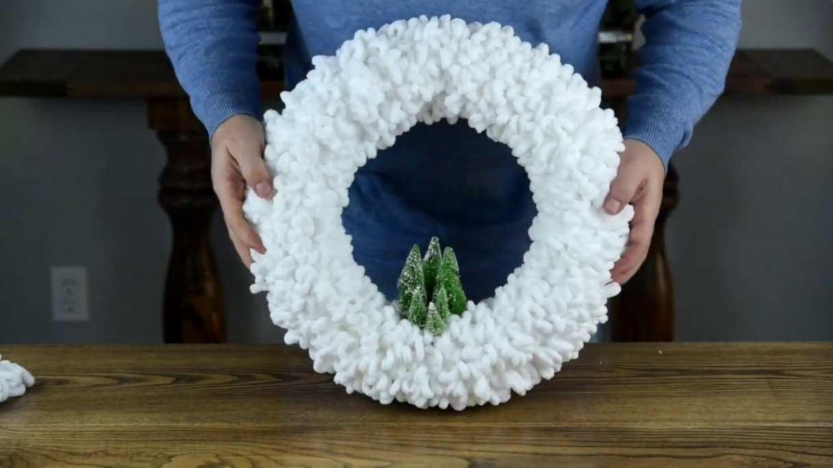 DIY Winter Loop Yarn Wreath