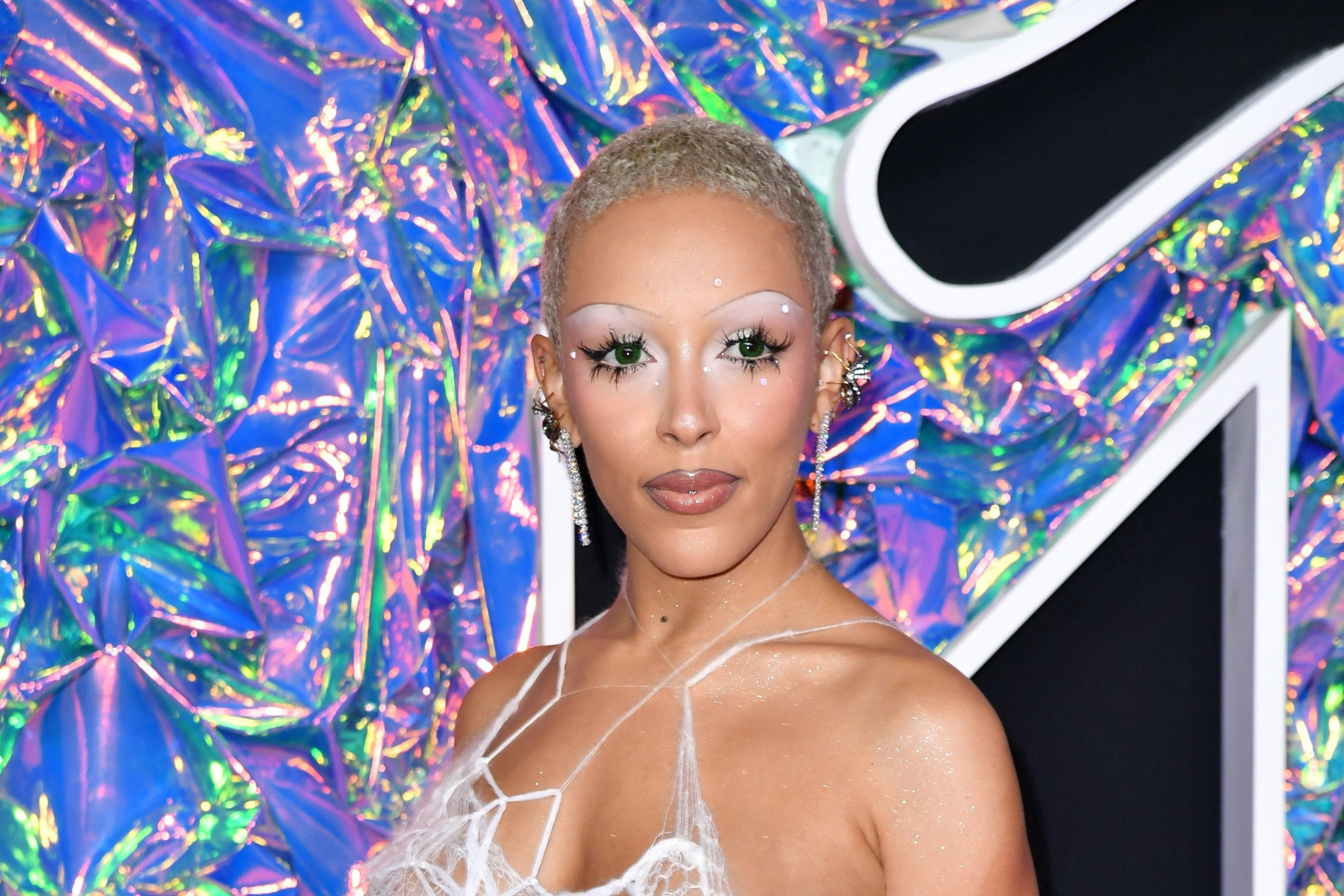 Doja Cat Does Surrealist Spider Lashes at the VMAs   Vogue