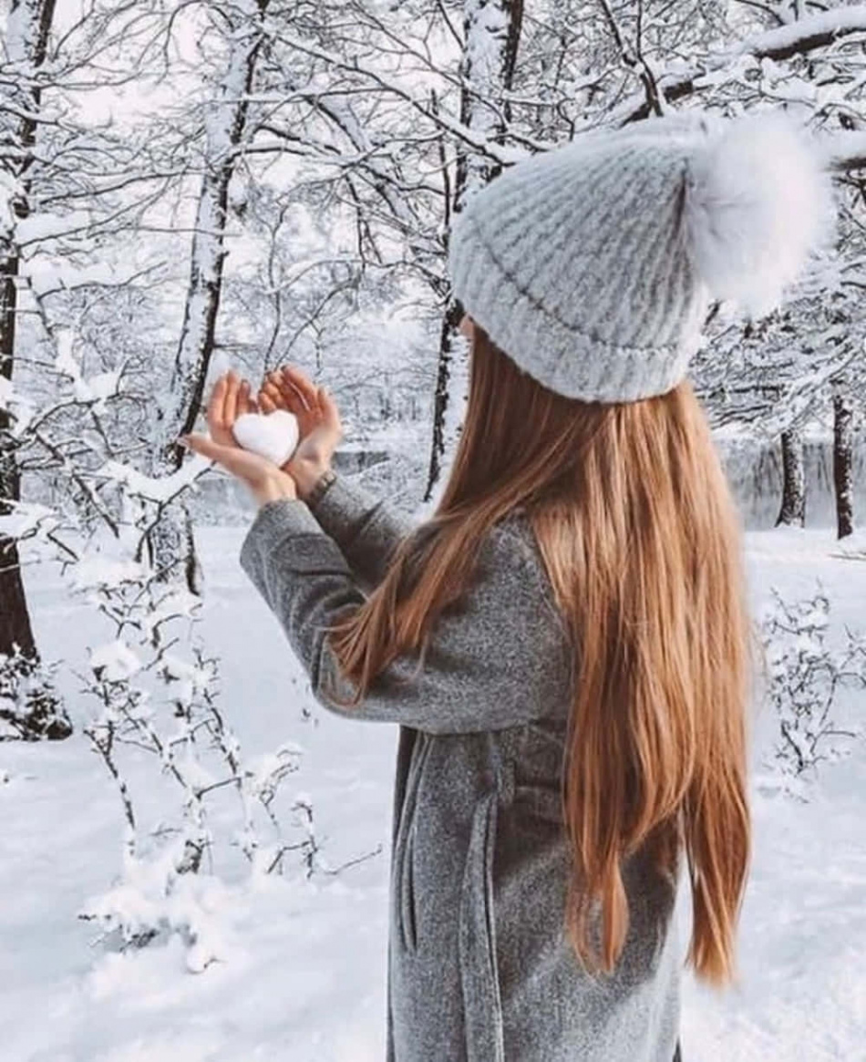 Download Stylish Winter Outfit for a Chic Look Wallpaper