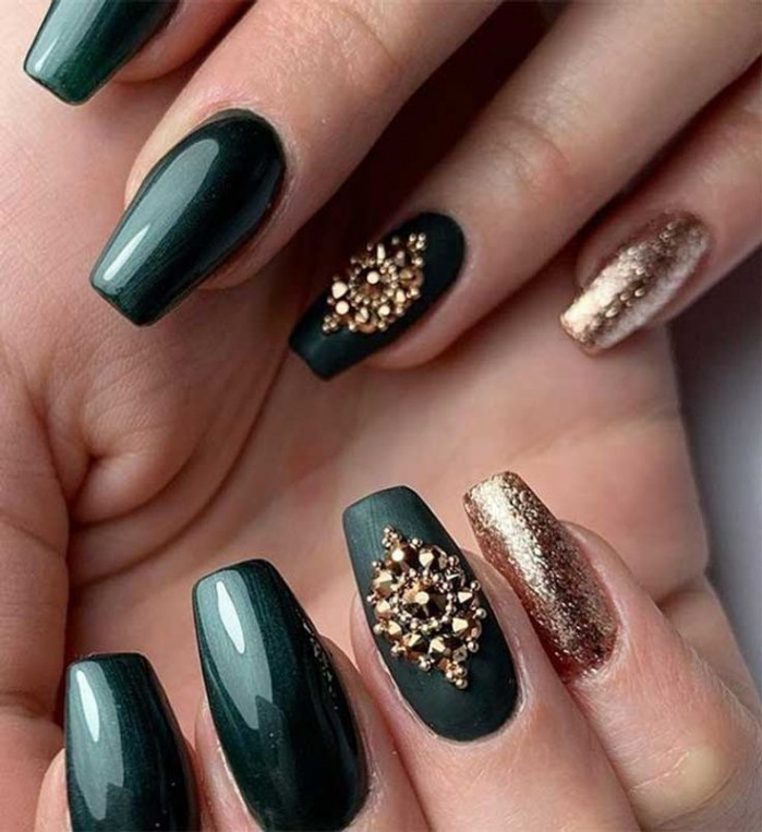 Gorgeous Winter Nail Designs for Festive and Stylish Looks