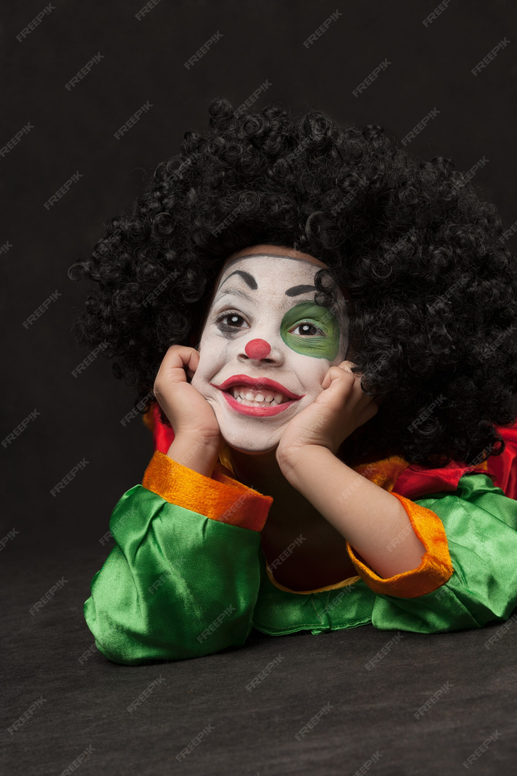 Kleiner junge mit clown make-up  Premium-Foto