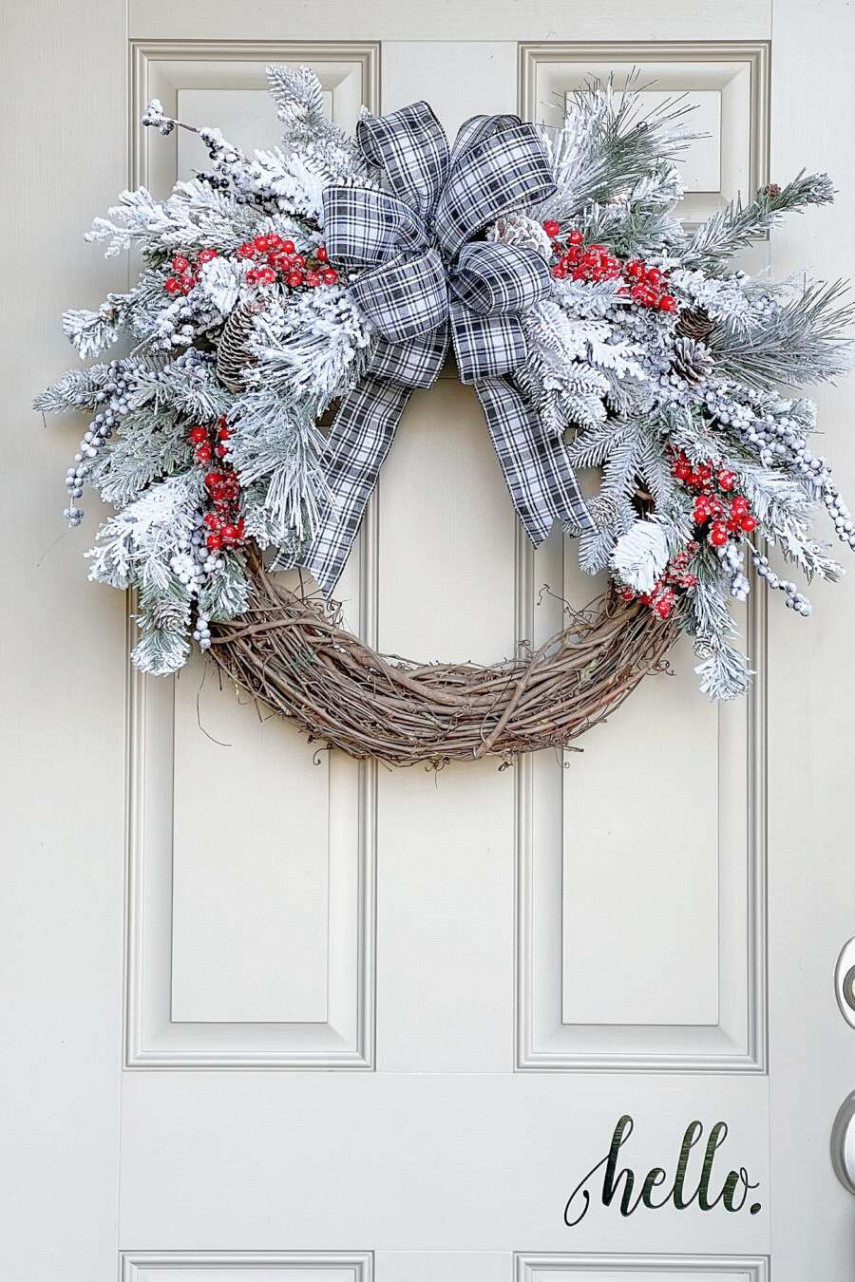 Snowy Christmas Wreath - StoneGable
