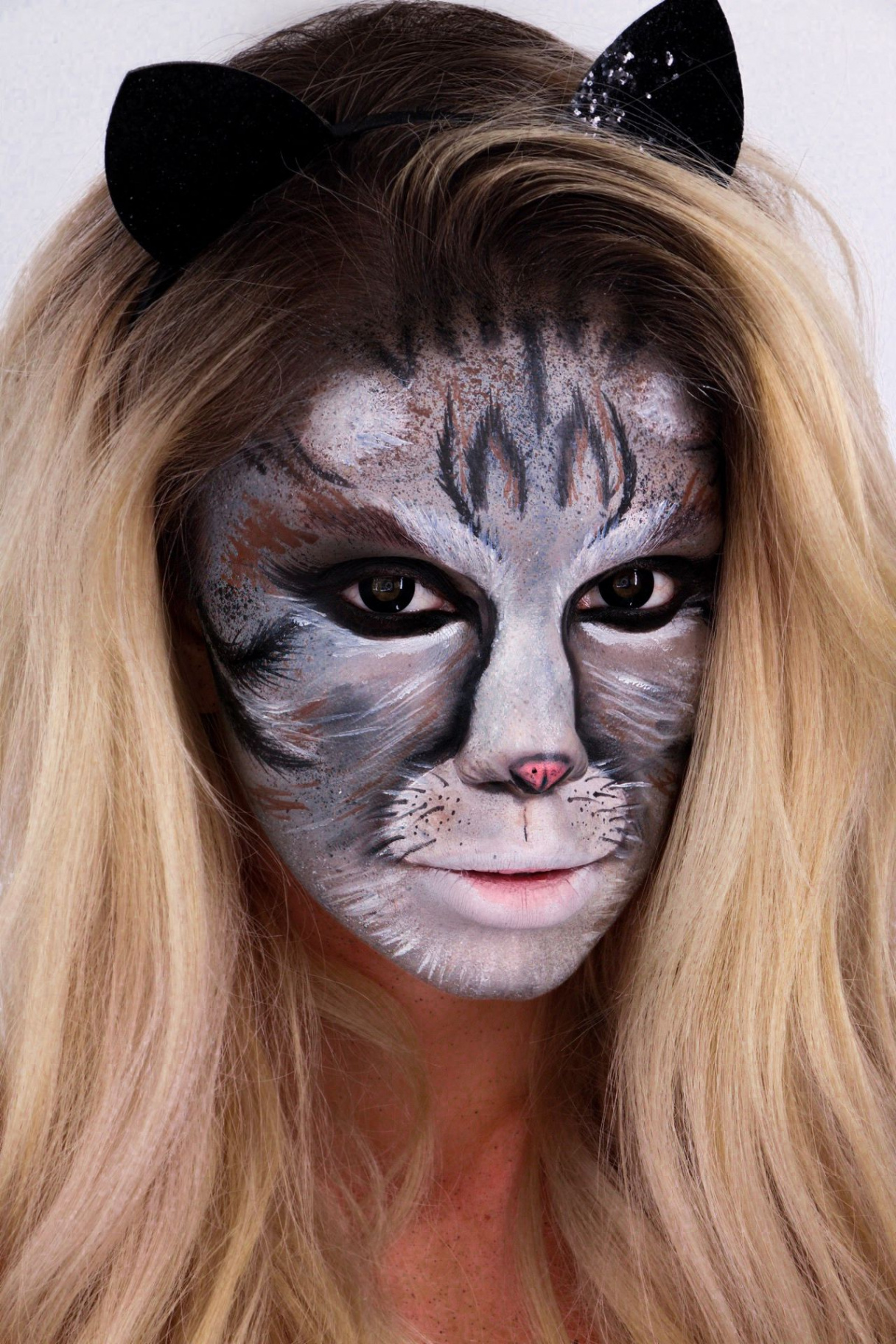 This makeup artist transformed herself into her own cat for