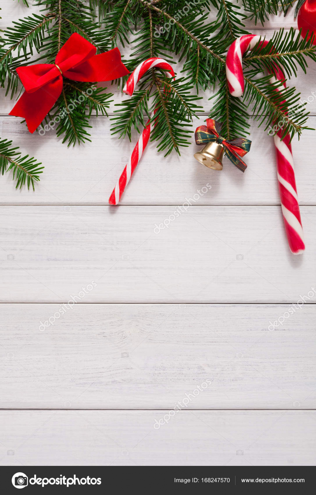 Weihnachten Hintergrund mit Bonbons und Tannenbaumrand auf Holz