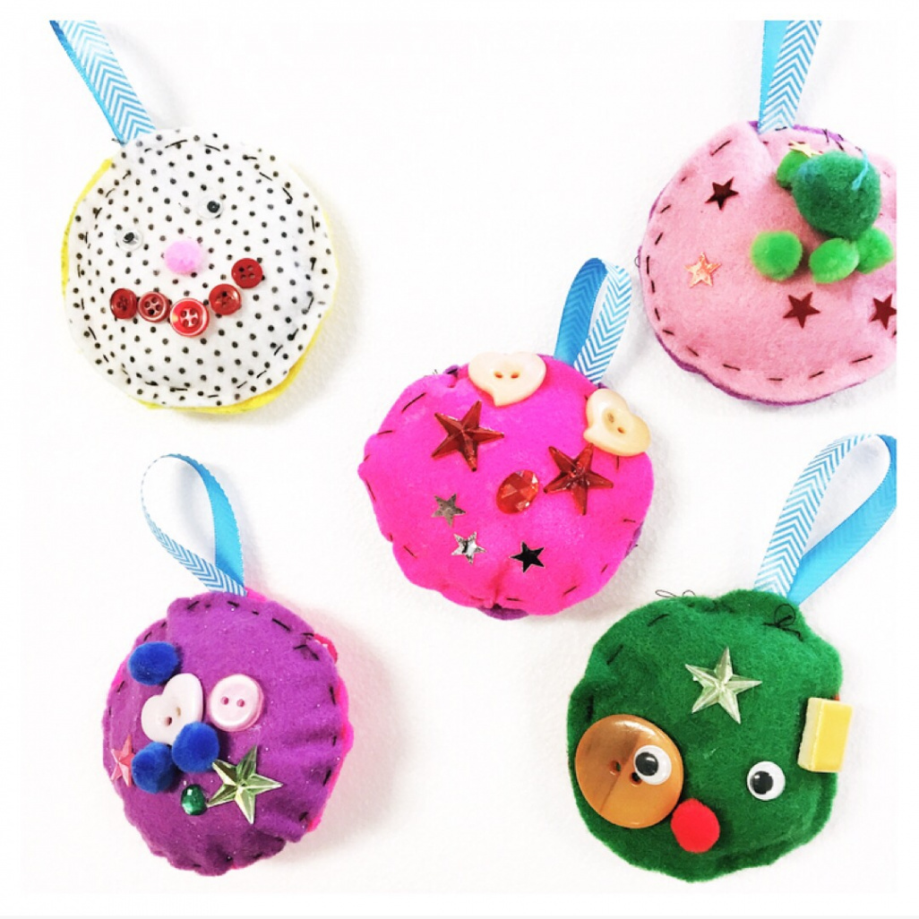 Christmas Craft for Kids: Felt Christmas Baubles - Oh Creative Day