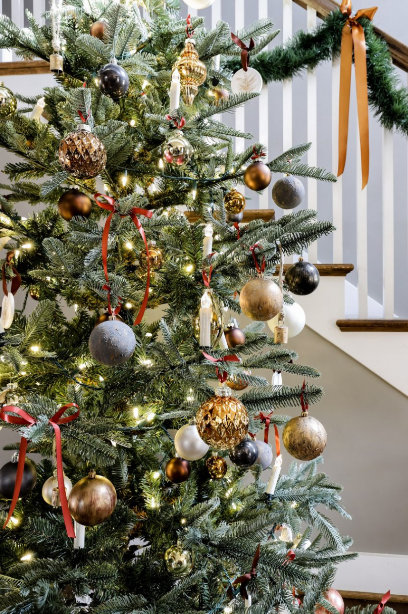 How To Decorate a Neutral Christmas Tree That Still Looks Glam :
