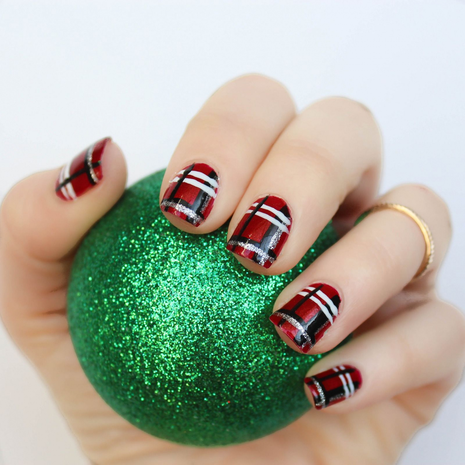 Plaid Christmas Nails  Cute christmas nails, Christmas nail art