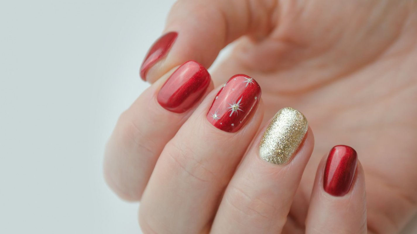 The  Best Red and Gold Nail Ideas For the Holidays