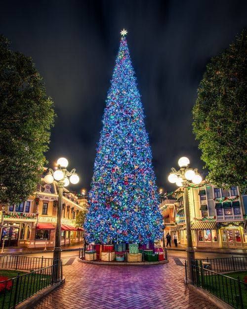 Disney Christmas Tree Wallpaper